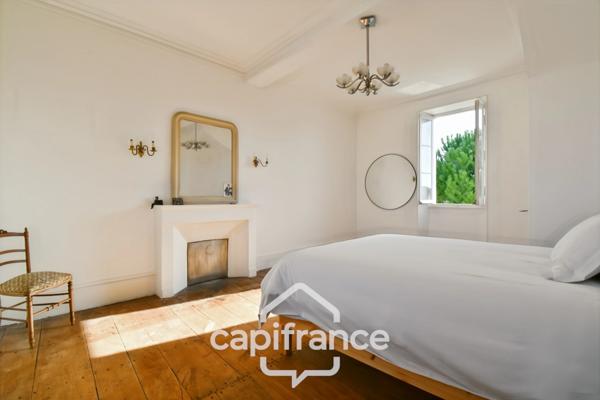 En CHARENTE MARITIME, A SAINT JEAN D'ANGELY (17), Maison de caractère à vendre 12 pièces avec jardin, proche commerces