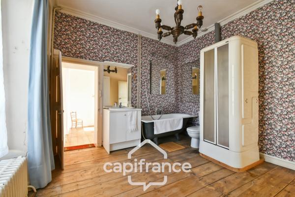 En CHARENTE MARITIME, A SAINT JEAN D'ANGELY (17), Maison de caractère à vendre 12 pièces avec jardin, proche commerces