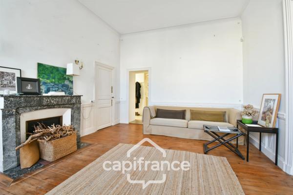 En CHARENTE MARITIME, A SAINT JEAN D'ANGELY (17), Maison de caractère à vendre 12 pièces avec jardin, proche commerces