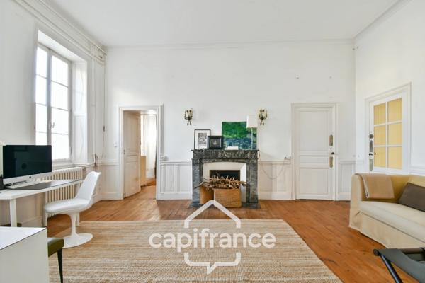 En CHARENTE MARITIME, A SAINT JEAN D'ANGELY (17), Maison de caractère à vendre 12 pièces avec jardin, proche commerces