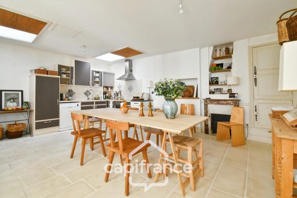 En CHARENTE MARITIME, A SAINT JEAN D'ANGELY (17), Maison de caractère à vendre 12 pièces avec jardin, proche commerces