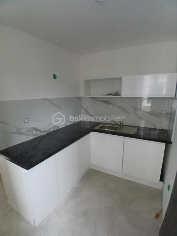 Venez habitez dans une maison de caractère rénové! Venez découvrir votre appartement type 3 duplex neuf (en cours de finitions) en rez de jardin, dans une maison restaurée de 4 logements avec un grand jardin dans la copropriété, idéalement situé proche des lignes de bus et commerces à pied.
Imaginez vous.....dans cet appartement qui vous propose: pièce de vie, une cuisine équipée neuve, une salle d'eau avec wc, un espace buanderie.
A l'étage, vous trouvez deux chambres, votre appartement possède un chauffage individuel, et deux places de parking privatives, de plus vous bénéficiez d' un grand jardin privatif, charges minimum, honoraires inclus charge vendeur.
ATTENTION, le dpe est l'ancien avant travaux d'isolation, le nouveau DPE sera classé D.
Votre appartement pret à vivre!
Renseignements et rendez vous du lundi au vendredi de 8h à 20 h.