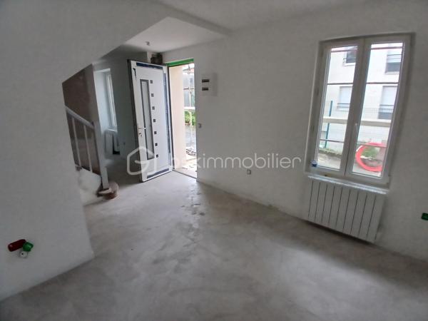 Venez habitez dans une maison de caractère rénové! Venez découvrir votre appartement type 3 duplex neuf (en cours de finitions) en rez de jardin, dans une maison restaurée de 4 logements avec un grand jardin dans la copropriété, idéalement situé proche des lignes de bus et commerces à pied.
Imaginez vous.....dans cet appartement qui vous propose: pièce de vie, une cuisine équipée neuve, une salle d'eau avec wc, un espace buanderie.
A l'étage, vous trouvez deux chambres, votre appartement possède un chauffage individuel, et deux places de parking privatives, de plus vous bénéficiez d' un grand jardin privatif, charges minimum, honoraires inclus charge vendeur.
ATTENTION, le dpe est l'ancien avant travaux d'isolation, le nouveau DPE sera classé D.
Votre appartement pret à vivre!
Renseignements et rendez vous du lundi au vendredi de 8h à 20 h.