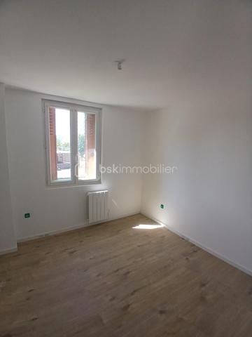 Venez habitez dans une maison de caractère rénové! Venez découvrir votre appartement type 3 duplex neuf (en cours de finitions) en rez de jardin, dans une maison restaurée de 4 logements avec un grand jardin dans la copropriété, idéalement situé proche des lignes de bus et commerces à pied.
Imaginez vous.....dans cet appartement qui vous propose: pièce de vie, une cuisine équipée neuve, une salle d'eau avec wc, un espace buanderie.
A l'étage, vous trouvez deux chambres, votre appartement possède un chauffage individuel, et deux places de parking privatives, de plus vous bénéficiez d' un grand jardin privatif, charges minimum, honoraires inclus charge vendeur.
ATTENTION, le dpe est l'ancien avant travaux d'isolation, le nouveau DPE sera classé D.
Votre appartement pret à vivre!
Renseignements et rendez vous du lundi au vendredi de 8h à 20 h.