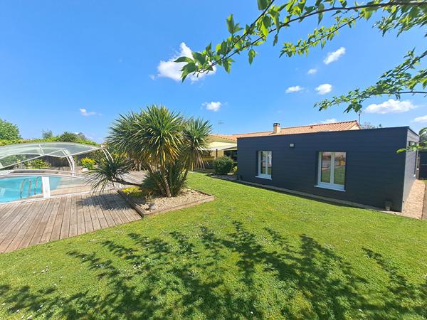 Maison plain pied contemporain 4 chambres jardin arboré et paysagé avec piscine situé à Petosse