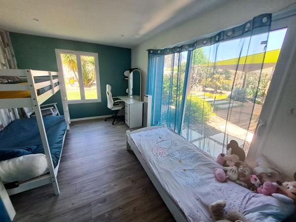 Maison plain pied contemporain 4 chambres jardin arboré et paysagé avec piscine situé à Petosse