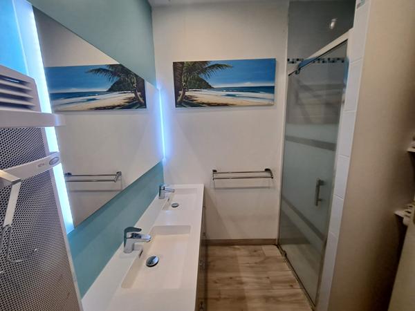 Maison plain pied contemporain 4 chambres jardin arboré et paysagé avec piscine situé à Petosse