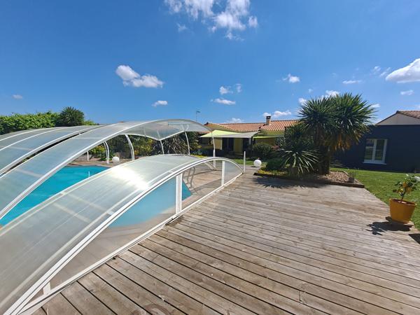 Maison plain pied contemporain 4 chambres jardin arboré et paysagé avec piscine situé à Petosse