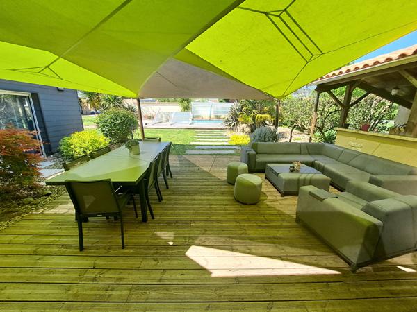 Maison plain pied contemporain 4 chambres jardin arboré et paysagé avec piscine situé à Petosse