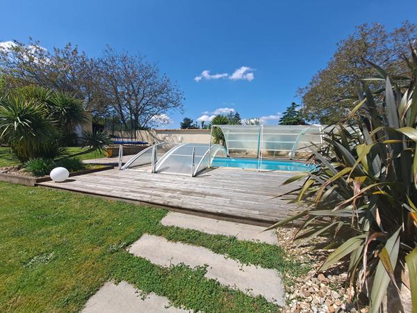 Maison plain pied contemporain 4 chambres jardin arboré et paysagé avec piscine situé à Petosse