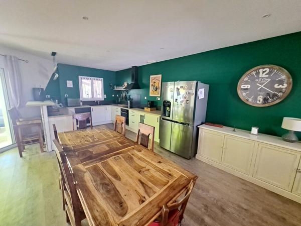 Maison plain pied contemporain 4 chambres jardin arboré et paysagé avec piscine situé à Petosse