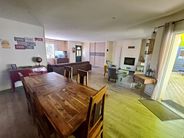 Maison plain pied contemporain 4 chambres jardin arboré et paysagé avec piscine situé à Petosse