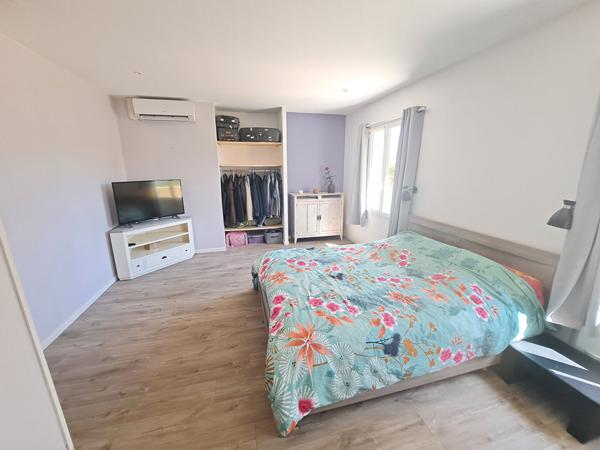 Maison plain pied contemporain 4 chambres jardin arboré et paysagé avec piscine situé à Petosse