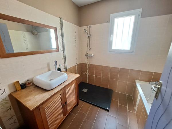 Maison plain pied contemporain 4 chambres jardin arboré et paysagé avec piscine situé à Petosse