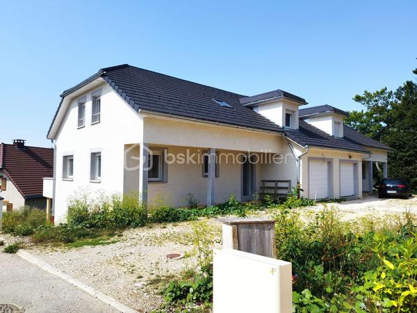 Dans un secteur calme et privilégié des Marais, découvrez cette maison jumelée par le garage, neuve et conforme à la norme RT2012, vendue hors d’eau / hors d’air.
Elle bénéficie des garanties décennales et offre un fort potentiel d’aménagement selon vos envies.

Travaux déjà réalisés :
Gros œuvre terminé,Cloisons posées (placo),Électricité préinstallée, Gaines pour réseau d’eau installées, Menuiseries en double vitrage et volets roulants électriques
Porte de garage motorisée
Travaux à finaliser :
Installation du chauffage (prévu : plancher chauffant aérothermique), Pose de la chape et des revêtements de sol, Aménagement de la cuisine et des salles d’eau,Peintures et finitions
Agencement :
Au rez-de-chaussée :
Hall d’entrée
Belle pièce de vie de 47 m² avec cuisine ouverte et accès à une terrasse de 18 m², offrant une jolie vue
1 chambre
Salle d’eau avec WC

À l’étage :
3 grandes chambres dont une suite parentale avec dressing et point d’eau
Salle de bains, wc indépendant

Au sous-sol (113 m²) :
Accès direct au terrain, Entrée indépendante + fenêtres

Idéal pour créer un appartement locatif ou un espace professionnel
Réseaux en place pour créer deux compteurs séparés (à installer par l’acquéreur)
Aucune cloison porteuse : pièces modulables selon vos besoins

Atouts :
Maison neuve, à personnaliser selon vos goûts
Vue dégagée et environnement calme
Possibilité d’aménagement locatif ou d’extension familiale
Raccordée au tout-à-l’égout

Excellent rapport qualité/prix pour le secteur

Ne tardez pas à venir la visiter – un vrai coup de cœur en perspective !