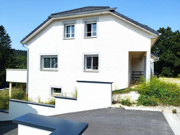 Dans un secteur calme et privilégié des Marais, découvrez cette maison jumelée par le garage, neuve et conforme à la norme RT2012, vendue hors d’eau / hors d’air.
Elle bénéficie des garanties décennales et offre un fort potentiel d’aménagement selon vos envies.

Travaux déjà réalisés :
Gros œuvre terminé,Cloisons posées (placo),Électricité préinstallée, Gaines pour réseau d’eau installées, Menuiseries en double vitrage et volets roulants électriques
Porte de garage motorisée
Travaux à finaliser :
Installation du chauffage (prévu : plancher chauffant aérothermique), Pose de la chape et des revêtements de sol, Aménagement de la cuisine et des salles d’eau,Peintures et finitions
Agencement :
Au rez-de-chaussée :
Hall d’entrée
Belle pièce de vie de 47 m² avec cuisine ouverte et accès à une terrasse de 18 m², offrant une jolie vue
1 chambre
Salle d’eau avec WC

À l’étage :
3 grandes chambres dont une suite parentale avec dressing et point d’eau
Salle de bains, wc indépendant

Au sous-sol (113 m²) :
Accès direct au terrain, Entrée indépendante + fenêtres

Idéal pour créer un appartement locatif ou un espace professionnel
Réseaux en place pour créer deux compteurs séparés (à installer par l’acquéreur)
Aucune cloison porteuse : pièces modulables selon vos besoins

Atouts :
Maison neuve, à personnaliser selon vos goûts
Vue dégagée et environnement calme
Possibilité d’aménagement locatif ou d’extension familiale
Raccordée au tout-à-l’égout

Excellent rapport qualité/prix pour le secteur

Ne tardez pas à venir la visiter – un vrai coup de cœur en perspective !