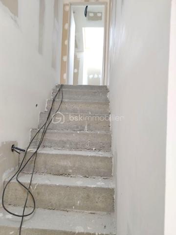 Dans un secteur calme et privilégié des Marais, découvrez cette maison jumelée par le garage, neuve et conforme à la norme RT2012, vendue hors d’eau / hors d’air.
Elle bénéficie des garanties décennales et offre un fort potentiel d’aménagement selon vos envies.

Travaux déjà réalisés :
Gros œuvre terminé,Cloisons posées (placo),Électricité préinstallée, Gaines pour réseau d’eau installées, Menuiseries en double vitrage et volets roulants électriques
Porte de garage motorisée
Travaux à finaliser :
Installation du chauffage (prévu : plancher chauffant aérothermique), Pose de la chape et des revêtements de sol, Aménagement de la cuisine et des salles d’eau,Peintures et finitions
Agencement :
Au rez-de-chaussée :
Hall d’entrée
Belle pièce de vie de 47 m² avec cuisine ouverte et accès à une terrasse de 18 m², offrant une jolie vue
1 chambre
Salle d’eau avec WC

À l’étage :
3 grandes chambres dont une suite parentale avec dressing et point d’eau
Salle de bains, wc indépendant

Au sous-sol (113 m²) :
Accès direct au terrain, Entrée indépendante + fenêtres

Idéal pour créer un appartement locatif ou un espace professionnel
Réseaux en place pour créer deux compteurs séparés (à installer par l’acquéreur)
Aucune cloison porteuse : pièces modulables selon vos besoins

Atouts :
Maison neuve, à personnaliser selon vos goûts
Vue dégagée et environnement calme
Possibilité d’aménagement locatif ou d’extension familiale
Raccordée au tout-à-l’égout

Excellent rapport qualité/prix pour le secteur

Ne tardez pas à venir la visiter – un vrai coup de cœur en perspective !