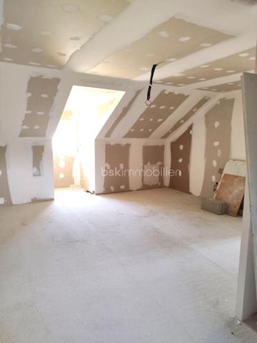 Dans un secteur calme et privilégié des Marais, découvrez cette maison jumelée par le garage, neuve et conforme à la norme RT2012, vendue hors d’eau / hors d’air.
Elle bénéficie des garanties décennales et offre un fort potentiel d’aménagement selon vos envies.

Travaux déjà réalisés :
Gros œuvre terminé,Cloisons posées (placo),Électricité préinstallée, Gaines pour réseau d’eau installées, Menuiseries en double vitrage et volets roulants électriques
Porte de garage motorisée
Travaux à finaliser :
Installation du chauffage (prévu : plancher chauffant aérothermique), Pose de la chape et des revêtements de sol, Aménagement de la cuisine et des salles d’eau,Peintures et finitions
Agencement :
Au rez-de-chaussée :
Hall d’entrée
Belle pièce de vie de 47 m² avec cuisine ouverte et accès à une terrasse de 18 m², offrant une jolie vue
1 chambre
Salle d’eau avec WC

À l’étage :
3 grandes chambres dont une suite parentale avec dressing et point d’eau
Salle de bains, wc indépendant

Au sous-sol (113 m²) :
Accès direct au terrain, Entrée indépendante + fenêtres

Idéal pour créer un appartement locatif ou un espace professionnel
Réseaux en place pour créer deux compteurs séparés (à installer par l’acquéreur)
Aucune cloison porteuse : pièces modulables selon vos besoins

Atouts :
Maison neuve, à personnaliser selon vos goûts
Vue dégagée et environnement calme
Possibilité d’aménagement locatif ou d’extension familiale
Raccordée au tout-à-l’égout

Excellent rapport qualité/prix pour le secteur

Ne tardez pas à venir la visiter – un vrai coup de cœur en perspective !