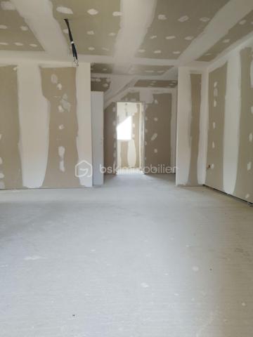 Dans un secteur calme et privilégié des Marais, découvrez cette maison jumelée par le garage, neuve et conforme à la norme RT2012, vendue hors d’eau / hors d’air.
Elle bénéficie des garanties décennales et offre un fort potentiel d’aménagement selon vos envies.

Travaux déjà réalisés :
Gros œuvre terminé,Cloisons posées (placo),Électricité préinstallée, Gaines pour réseau d’eau installées, Menuiseries en double vitrage et volets roulants électriques
Porte de garage motorisée
Travaux à finaliser :
Installation du chauffage (prévu : plancher chauffant aérothermique), Pose de la chape et des revêtements de sol, Aménagement de la cuisine et des salles d’eau,Peintures et finitions
Agencement :
Au rez-de-chaussée :
Hall d’entrée
Belle pièce de vie de 47 m² avec cuisine ouverte et accès à une terrasse de 18 m², offrant une jolie vue
1 chambre
Salle d’eau avec WC

À l’étage :
3 grandes chambres dont une suite parentale avec dressing et point d’eau
Salle de bains, wc indépendant

Au sous-sol (113 m²) :
Accès direct au terrain, Entrée indépendante + fenêtres

Idéal pour créer un appartement locatif ou un espace professionnel
Réseaux en place pour créer deux compteurs séparés (à installer par l’acquéreur)
Aucune cloison porteuse : pièces modulables selon vos besoins

Atouts :
Maison neuve, à personnaliser selon vos goûts
Vue dégagée et environnement calme
Possibilité d’aménagement locatif ou d’extension familiale
Raccordée au tout-à-l’égout

Excellent rapport qualité/prix pour le secteur

Ne tardez pas à venir la visiter – un vrai coup de cœur en perspective !