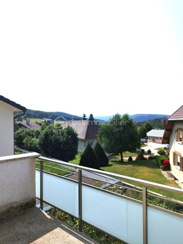 Dans un secteur calme et privilégié des Marais, découvrez cette maison jumelée par le garage, neuve et conforme à la norme RT2012, vendue hors d’eau / hors d’air.
Elle bénéficie des garanties décennales et offre un fort potentiel d’aménagement selon vos envies.

Travaux déjà réalisés :
Gros œuvre terminé,Cloisons posées (placo),Électricité préinstallée, Gaines pour réseau d’eau installées, Menuiseries en double vitrage et volets roulants électriques
Porte de garage motorisée
Travaux à finaliser :
Installation du chauffage (prévu : plancher chauffant aérothermique), Pose de la chape et des revêtements de sol, Aménagement de la cuisine et des salles d’eau,Peintures et finitions
Agencement :
Au rez-de-chaussée :
Hall d’entrée
Belle pièce de vie de 47 m² avec cuisine ouverte et accès à une terrasse de 18 m², offrant une jolie vue
1 chambre
Salle d’eau avec WC

À l’étage :
3 grandes chambres dont une suite parentale avec dressing et point d’eau
Salle de bains, wc indépendant

Au sous-sol (113 m²) :
Accès direct au terrain, Entrée indépendante + fenêtres

Idéal pour créer un appartement locatif ou un espace professionnel
Réseaux en place pour créer deux compteurs séparés (à installer par l’acquéreur)
Aucune cloison porteuse : pièces modulables selon vos besoins

Atouts :
Maison neuve, à personnaliser selon vos goûts
Vue dégagée et environnement calme
Possibilité d’aménagement locatif ou d’extension familiale
Raccordée au tout-à-l’égout

Excellent rapport qualité/prix pour le secteur

Ne tardez pas à venir la visiter – un vrai coup de cœur en perspective !