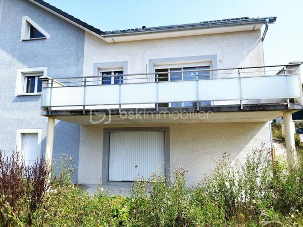 Dans un secteur calme et privilégié des Marais, découvrez cette maison jumelée par le garage, neuve et conforme à la norme RT2012, vendue hors d’eau / hors d’air.
Elle bénéficie des garanties décennales et offre un fort potentiel d’aménagement selon vos envies.

Travaux déjà réalisés :
Gros œuvre terminé,Cloisons posées (placo),Électricité préinstallée, Gaines pour réseau d’eau installées, Menuiseries en double vitrage et volets roulants électriques
Porte de garage motorisée
Travaux à finaliser :
Installation du chauffage (prévu : plancher chauffant aérothermique), Pose de la chape et des revêtements de sol, Aménagement de la cuisine et des salles d’eau,Peintures et finitions
Agencement :
Au rez-de-chaussée :
Hall d’entrée
Belle pièce de vie de 47 m² avec cuisine ouverte et accès à une terrasse de 18 m², offrant une jolie vue
1 chambre
Salle d’eau avec WC

À l’étage :
3 grandes chambres dont une suite parentale avec dressing et point d’eau
Salle de bains, wc indépendant

Au sous-sol (113 m²) :
Accès direct au terrain, Entrée indépendante + fenêtres

Idéal pour créer un appartement locatif ou un espace professionnel
Réseaux en place pour créer deux compteurs séparés (à installer par l’acquéreur)
Aucune cloison porteuse : pièces modulables selon vos besoins

Atouts :
Maison neuve, à personnaliser selon vos goûts
Vue dégagée et environnement calme
Possibilité d’aménagement locatif ou d’extension familiale
Raccordée au tout-à-l’égout

Excellent rapport qualité/prix pour le secteur

Ne tardez pas à venir la visiter – un vrai coup de cœur en perspective !