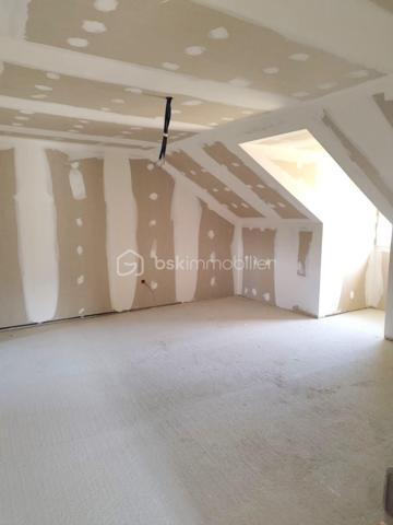 Dans un secteur calme et privilégié des Marais, découvrez cette maison jumelée par le garage, neuve et conforme à la norme RT2012, vendue hors d’eau / hors d’air.
Elle bénéficie des garanties décennales et offre un fort potentiel d’aménagement selon vos envies.

Travaux déjà réalisés :
Gros œuvre terminé,Cloisons posées (placo),Électricité préinstallée, Gaines pour réseau d’eau installées, Menuiseries en double vitrage et volets roulants électriques
Porte de garage motorisée
Travaux à finaliser :
Installation du chauffage (prévu : plancher chauffant aérothermique), Pose de la chape et des revêtements de sol, Aménagement de la cuisine et des salles d’eau,Peintures et finitions
Agencement :
Au rez-de-chaussée :
Hall d’entrée
Belle pièce de vie de 47 m² avec cuisine ouverte et accès à une terrasse de 18 m², offrant une jolie vue
1 chambre
Salle d’eau avec WC

À l’étage :
3 grandes chambres dont une suite parentale avec dressing et point d’eau
Salle de bains, wc indépendant

Au sous-sol (113 m²) :
Accès direct au terrain, Entrée indépendante + fenêtres

Idéal pour créer un appartement locatif ou un espace professionnel
Réseaux en place pour créer deux compteurs séparés (à installer par l’acquéreur)
Aucune cloison porteuse : pièces modulables selon vos besoins

Atouts :
Maison neuve, à personnaliser selon vos goûts
Vue dégagée et environnement calme
Possibilité d’aménagement locatif ou d’extension familiale
Raccordée au tout-à-l’égout

Excellent rapport qualité/prix pour le secteur

Ne tardez pas à venir la visiter – un vrai coup de cœur en perspective !