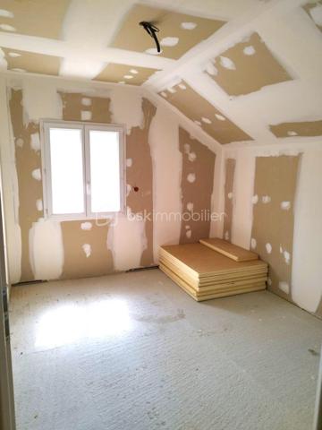 Dans un secteur calme et privilégié des Marais, découvrez cette maison jumelée par le garage, neuve et conforme à la norme RT2012, vendue hors d’eau / hors d’air.
Elle bénéficie des garanties décennales et offre un fort potentiel d’aménagement selon vos envies.

Travaux déjà réalisés :
Gros œuvre terminé,Cloisons posées (placo),Électricité préinstallée, Gaines pour réseau d’eau installées, Menuiseries en double vitrage et volets roulants électriques
Porte de garage motorisée
Travaux à finaliser :
Installation du chauffage (prévu : plancher chauffant aérothermique), Pose de la chape et des revêtements de sol, Aménagement de la cuisine et des salles d’eau,Peintures et finitions
Agencement :
Au rez-de-chaussée :
Hall d’entrée
Belle pièce de vie de 47 m² avec cuisine ouverte et accès à une terrasse de 18 m², offrant une jolie vue
1 chambre
Salle d’eau avec WC

À l’étage :
3 grandes chambres dont une suite parentale avec dressing et point d’eau
Salle de bains, wc indépendant

Au sous-sol (113 m²) :
Accès direct au terrain, Entrée indépendante + fenêtres

Idéal pour créer un appartement locatif ou un espace professionnel
Réseaux en place pour créer deux compteurs séparés (à installer par l’acquéreur)
Aucune cloison porteuse : pièces modulables selon vos besoins

Atouts :
Maison neuve, à personnaliser selon vos goûts
Vue dégagée et environnement calme
Possibilité d’aménagement locatif ou d’extension familiale
Raccordée au tout-à-l’égout

Excellent rapport qualité/prix pour le secteur

Ne tardez pas à venir la visiter – un vrai coup de cœur en perspective !