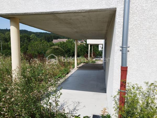 Dans un secteur calme et privilégié des Marais, découvrez cette maison jumelée par le garage, neuve et conforme à la norme RT2012, vendue hors d’eau / hors d’air.
Elle bénéficie des garanties décennales et offre un fort potentiel d’aménagement selon vos envies.

Travaux déjà réalisés :
Gros œuvre terminé,Cloisons posées (placo),Électricité préinstallée, Gaines pour réseau d’eau installées, Menuiseries en double vitrage et volets roulants électriques
Porte de garage motorisée
Travaux à finaliser :
Installation du chauffage (prévu : plancher chauffant aérothermique), Pose de la chape et des revêtements de sol, Aménagement de la cuisine et des salles d’eau,Peintures et finitions
Agencement :
Au rez-de-chaussée :
Hall d’entrée
Belle pièce de vie de 47 m² avec cuisine ouverte et accès à une terrasse de 18 m², offrant une jolie vue
1 chambre
Salle d’eau avec WC

À l’étage :
3 grandes chambres dont une suite parentale avec dressing et point d’eau
Salle de bains, wc indépendant

Au sous-sol (113 m²) :
Accès direct au terrain, Entrée indépendante + fenêtres

Idéal pour créer un appartement locatif ou un espace professionnel
Réseaux en place pour créer deux compteurs séparés (à installer par l’acquéreur)
Aucune cloison porteuse : pièces modulables selon vos besoins

Atouts :
Maison neuve, à personnaliser selon vos goûts
Vue dégagée et environnement calme
Possibilité d’aménagement locatif ou d’extension familiale
Raccordée au tout-à-l’égout

Excellent rapport qualité/prix pour le secteur

Ne tardez pas à venir la visiter – un vrai coup de cœur en perspective !