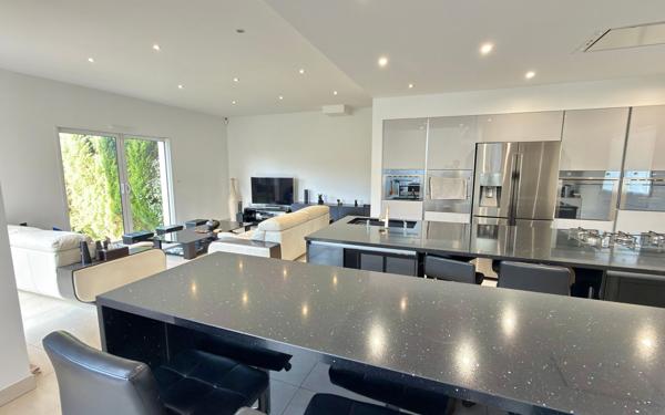 Maison à vendre    6 pièces • 261 m2 Neuilly-sur-Marne