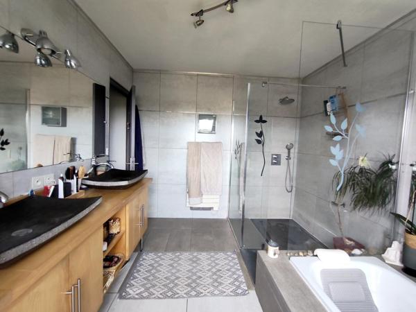 A SAISIR maison familiale rénovée avec studio independnant sur la commune de Lavilledieu