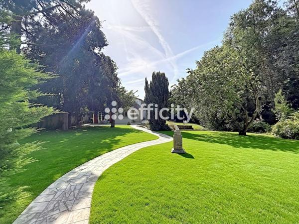 Maison
         8 pièces
        - 275 m² Bien prestige 729 000 € *