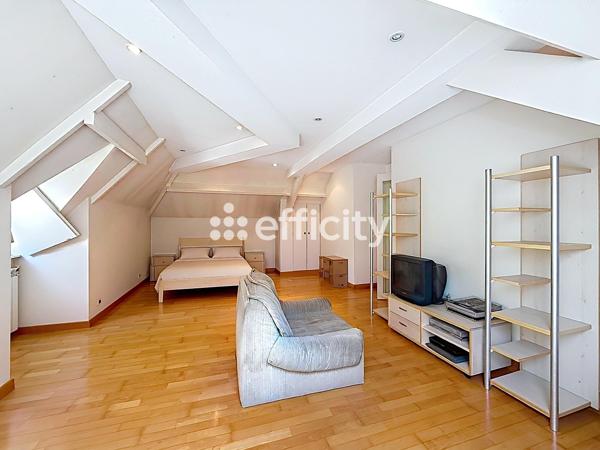 Maison
         8 pièces
        - 275 m² Bien prestige 729 000 € *