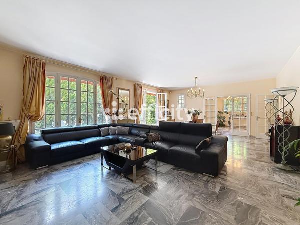 Maison
         8 pièces
        - 275 m² Bien prestige 729 000 € *