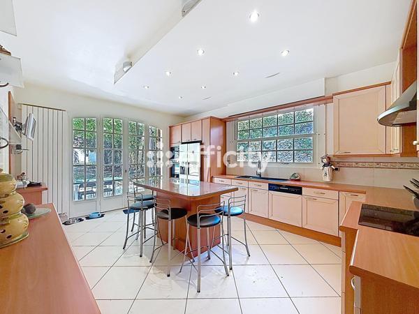 Maison
         8 pièces
        - 275 m² Bien prestige 729 000 € *