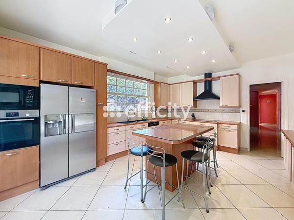 Maison
         8 pièces
        - 275 m² Bien prestige 729 000 € *