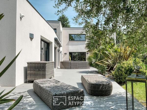 La Maison d’architecte avec piscine intérieure et jardin paysager sans vis-à-vis.