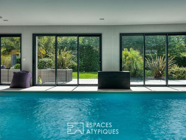 La Maison d’architecte avec piscine intérieure et jardin paysager sans vis-à-vis.