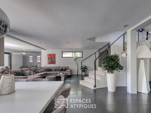 La Maison d’architecte avec piscine intérieure et jardin paysager sans vis-à-vis.