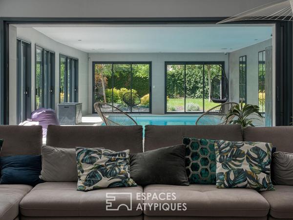 La Maison d’architecte avec piscine intérieure et jardin paysager sans vis-à-vis.