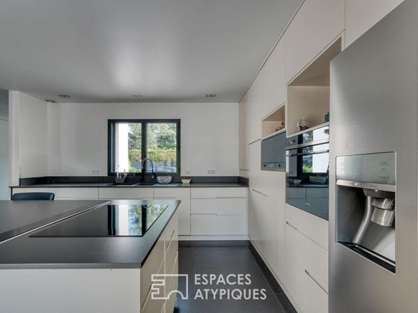 La Maison d’architecte avec piscine intérieure et jardin paysager sans vis-à-vis.