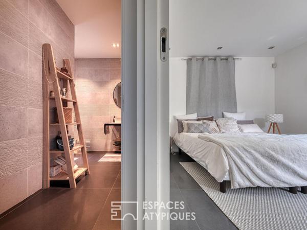 La Maison d’architecte avec piscine intérieure et jardin paysager sans vis-à-vis.