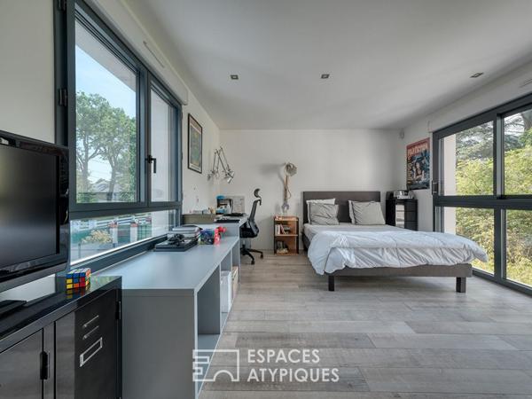 La Maison d’architecte avec piscine intérieure et jardin paysager sans vis-à-vis.