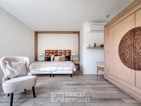La Maison d’architecte avec piscine intérieure et jardin paysager sans vis-à-vis.