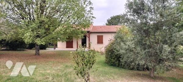 A 3 min de Melle, niché dans un écrin de verdure en zone constructible:
Belle prestation pour ...