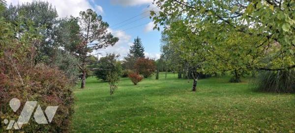 A 3 min de Melle, niché dans un écrin de verdure en zone constructible:
Belle prestation pour ...