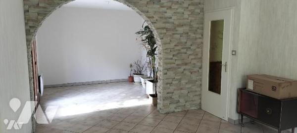 A 3 min de Melle, niché dans un écrin de verdure en zone constructible:
Belle prestation pour ...