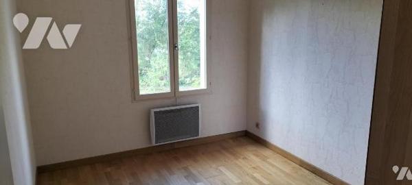 A 3 min de Melle, niché dans un écrin de verdure en zone constructible:
Belle prestation pour ...