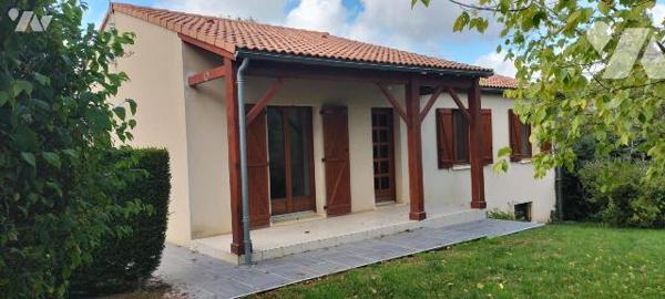 A 3 min de Melle, niché dans un écrin de verdure en zone constructible:
Belle prestation pour ...