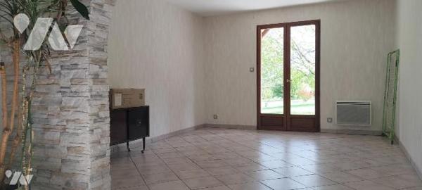 A 3 min de Melle, niché dans un écrin de verdure en zone constructible:
Belle prestation pour ...