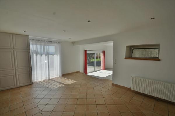 proche CHARLIEU - Maison rénovée - 158 m² - 6 pieces.